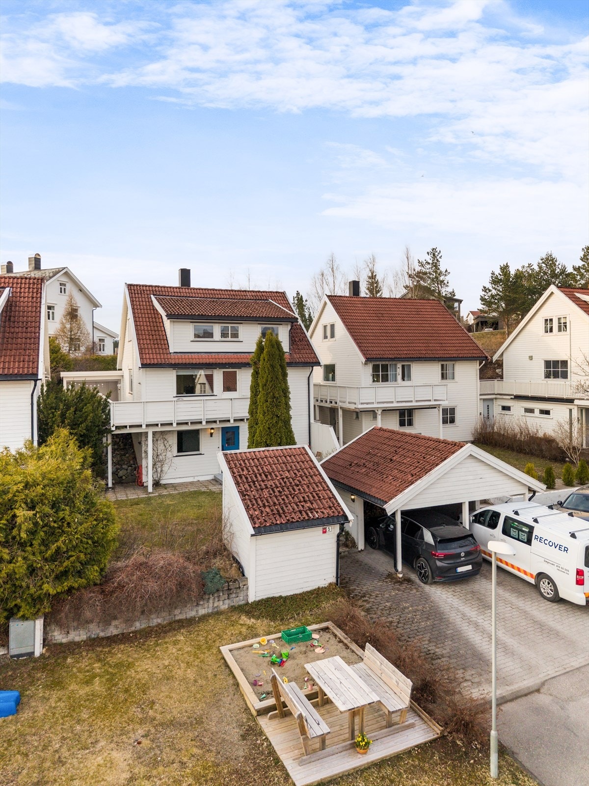 I tilknytning til boligen er det carport med elbillader og utebod Galleribilde