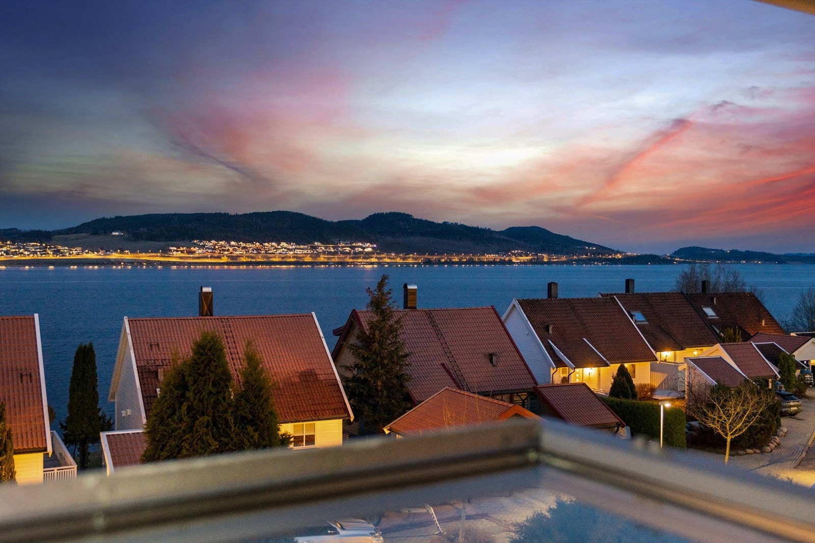 Fra en av boligens flere uteplasser vil man ha upåklagelig utsikt mot Beitstadfjorden. Galleribilde
