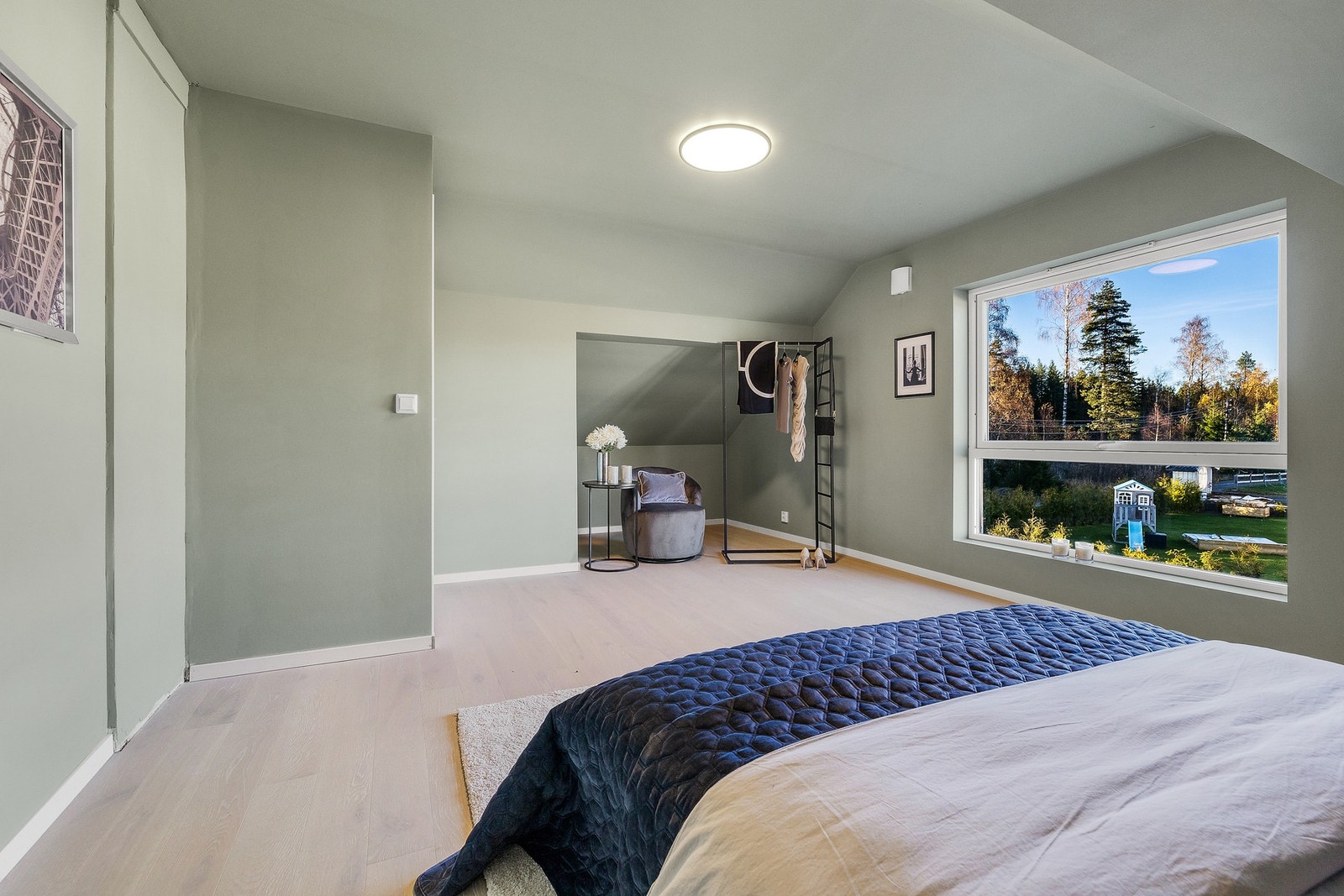 Stort vindu som slipper inn godt med lys. Galleribilde