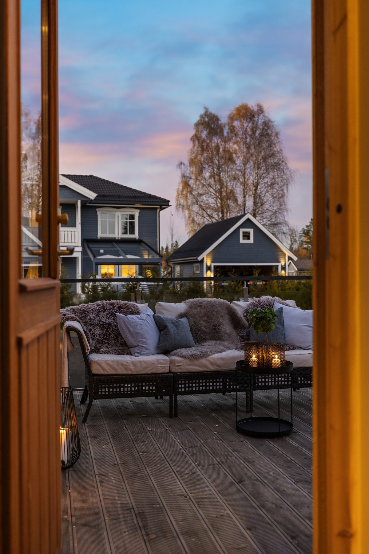 Utgang fra kjøkken til terrasse på ca 15kvm med trapp til hage. Galleribilde