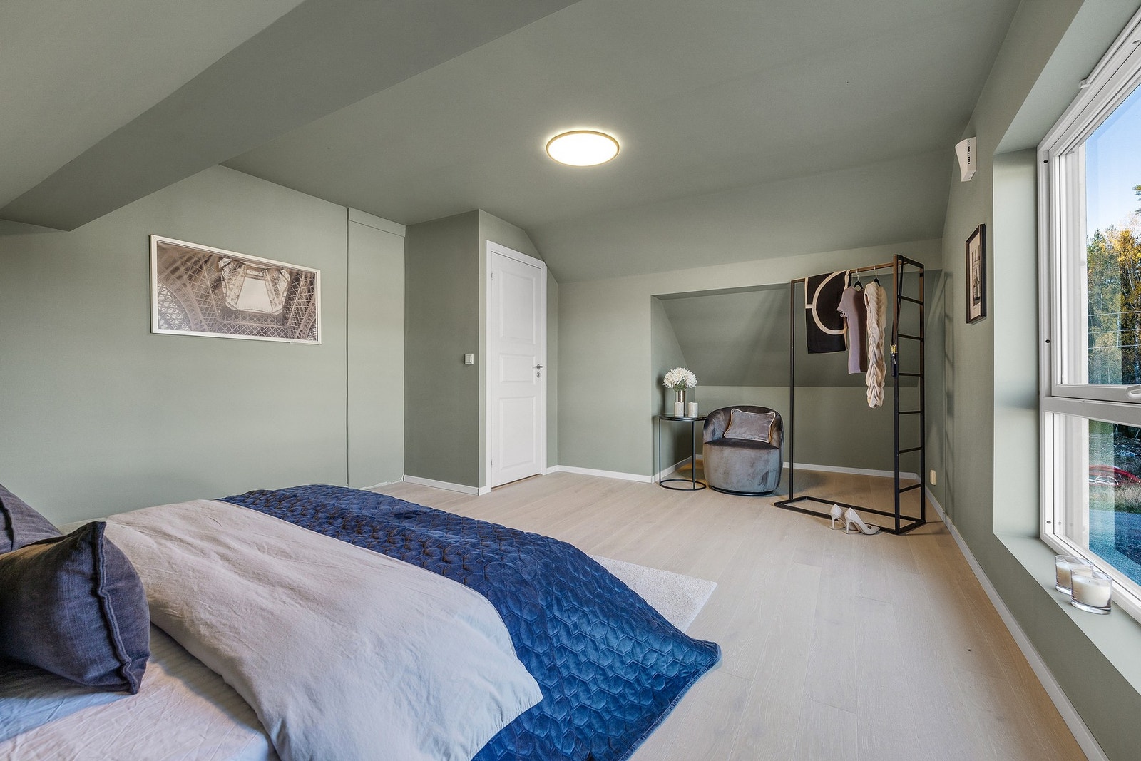 Soverommet er malt i lune og behagelige farger av moderne karakter. Galleribilde