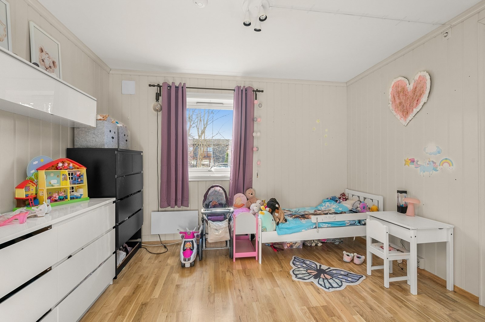 I første etasje finner vi også to av boligens soverom. Galleribilde