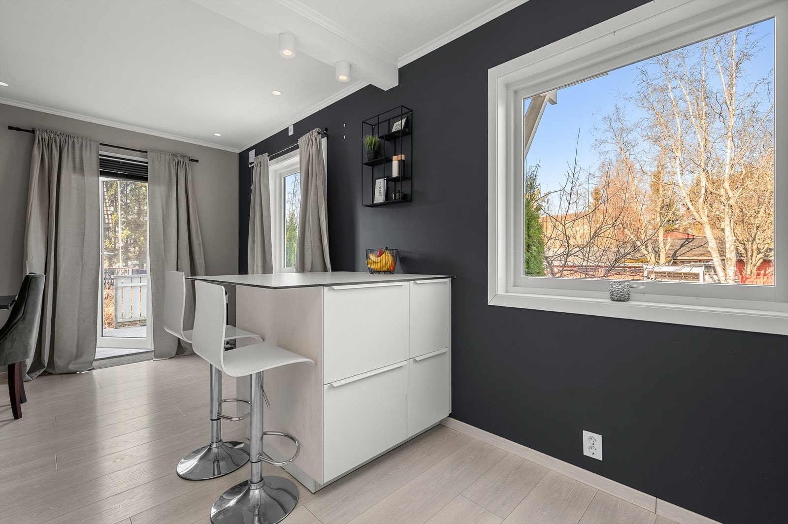 Fra spisestuen har du direkte adgang på hele 46 m² med terrasse. Galleribilde