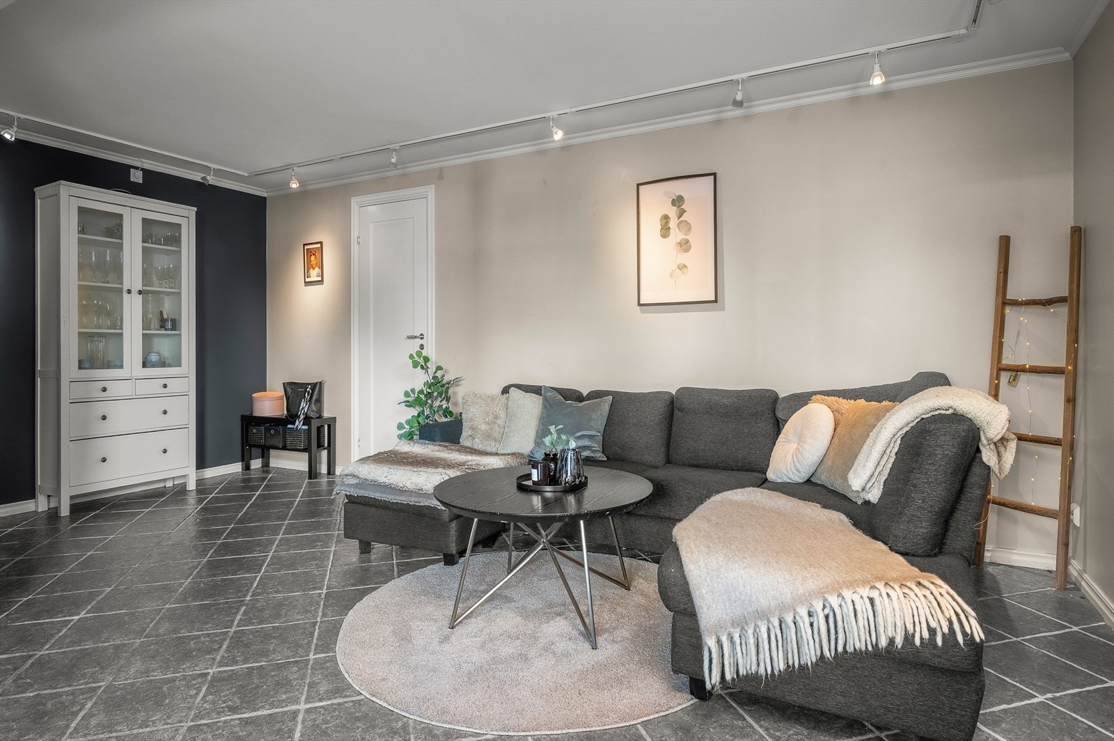 Stuen måler hele 26,5 m², her er det god plass til møblering etter egne ønsker. Galleribilde