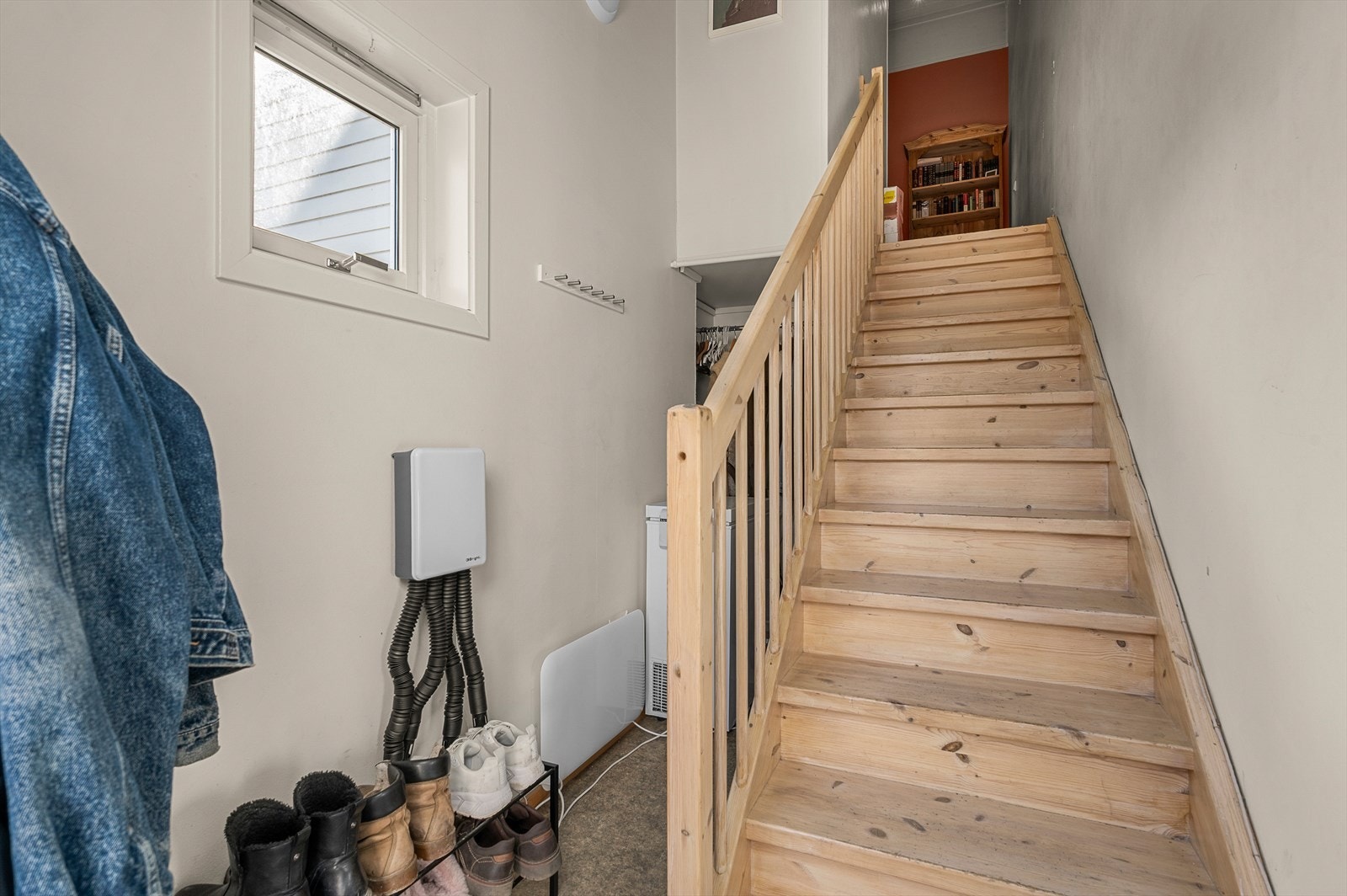 Praktisk gang med god plass for å sette fra seg ytterklær. Galleribilde