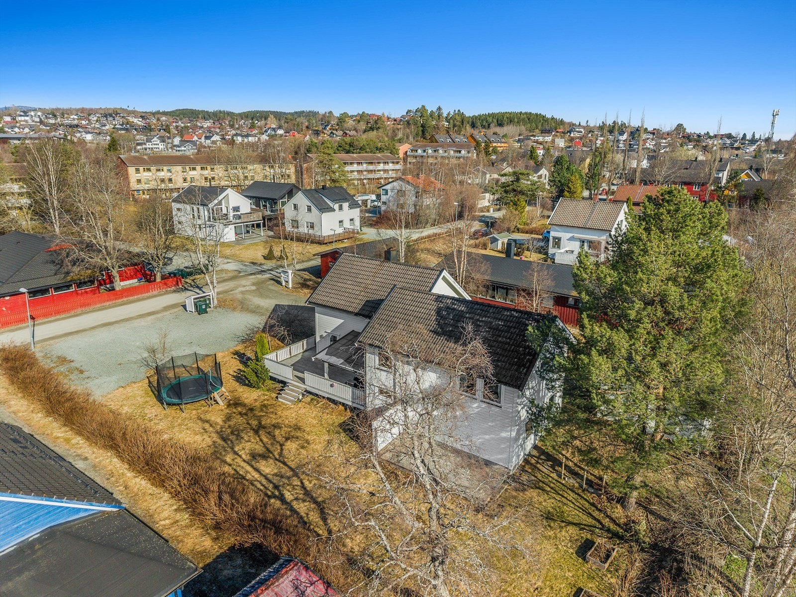 I hagen er det også en platting i tillegg til terrassen. Galleribilde