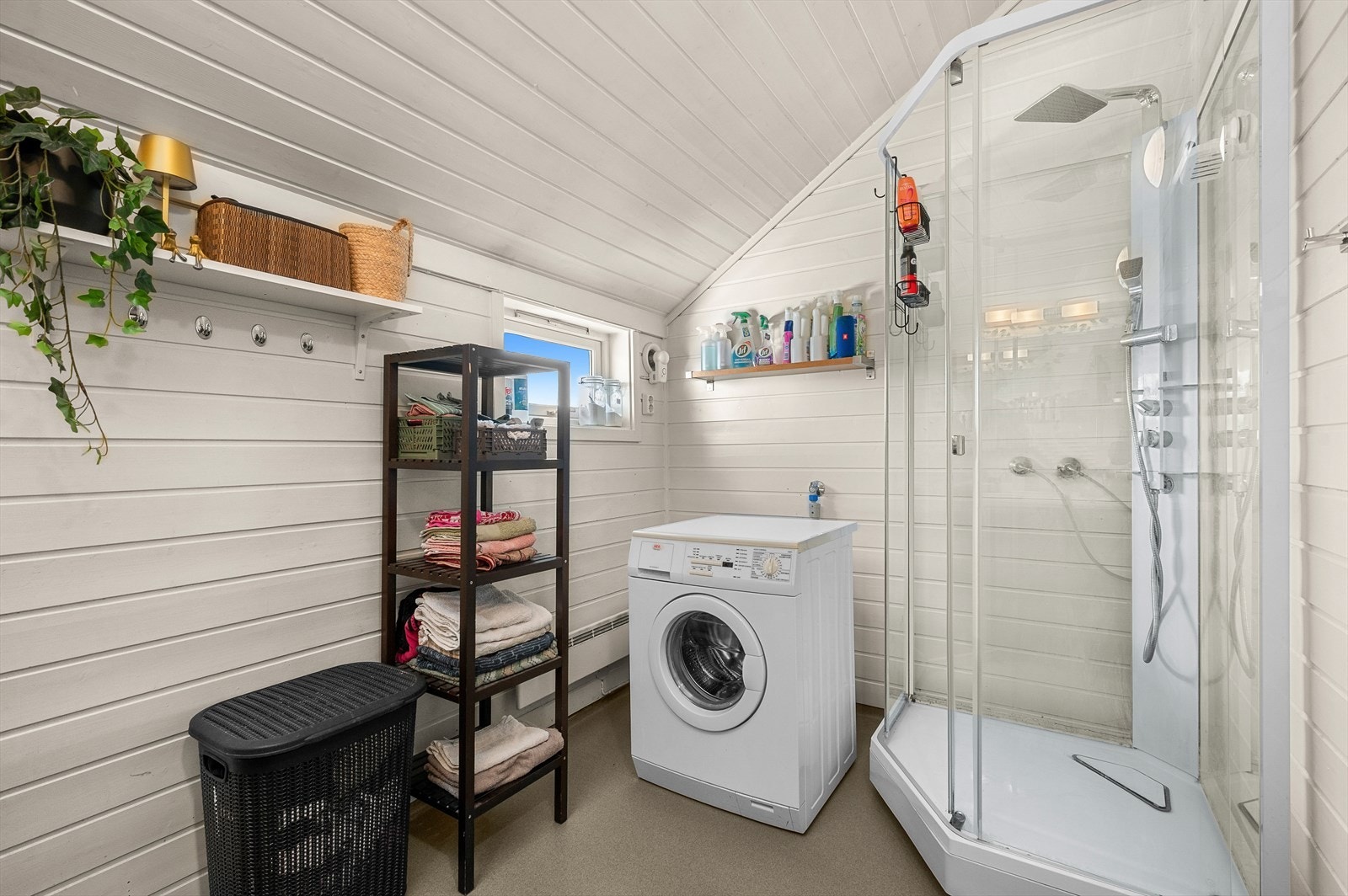 Badet er utstyrt med opplegg for vaskemaskin og dusjkabinett. Galleribilde