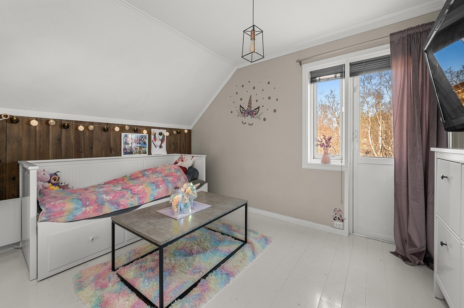 Dette soverommet måler 13m² med adgang til balkong. Galleribilde