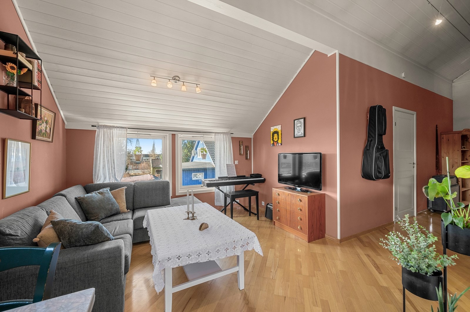 Åpent stue- og kjøkken på hele 21,5 m². Galleribilde