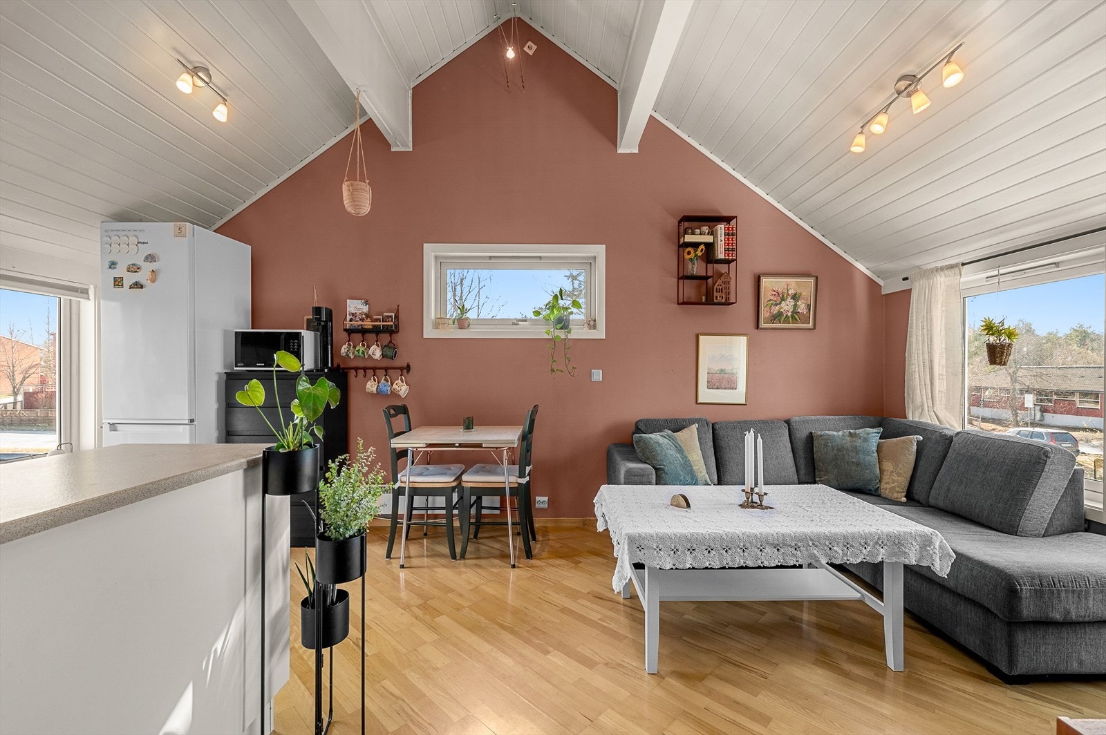 Her er det plass til møblering av både sofagruppe og spisebord. Galleribilde