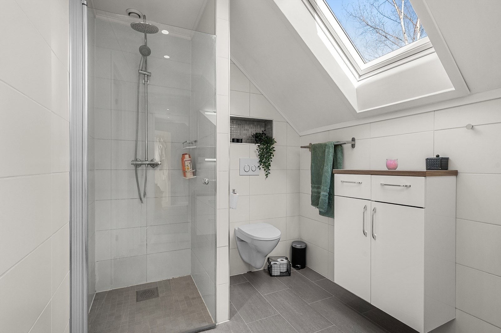 Badet er utstyrt med romslig og pen dusj. Galleribilde