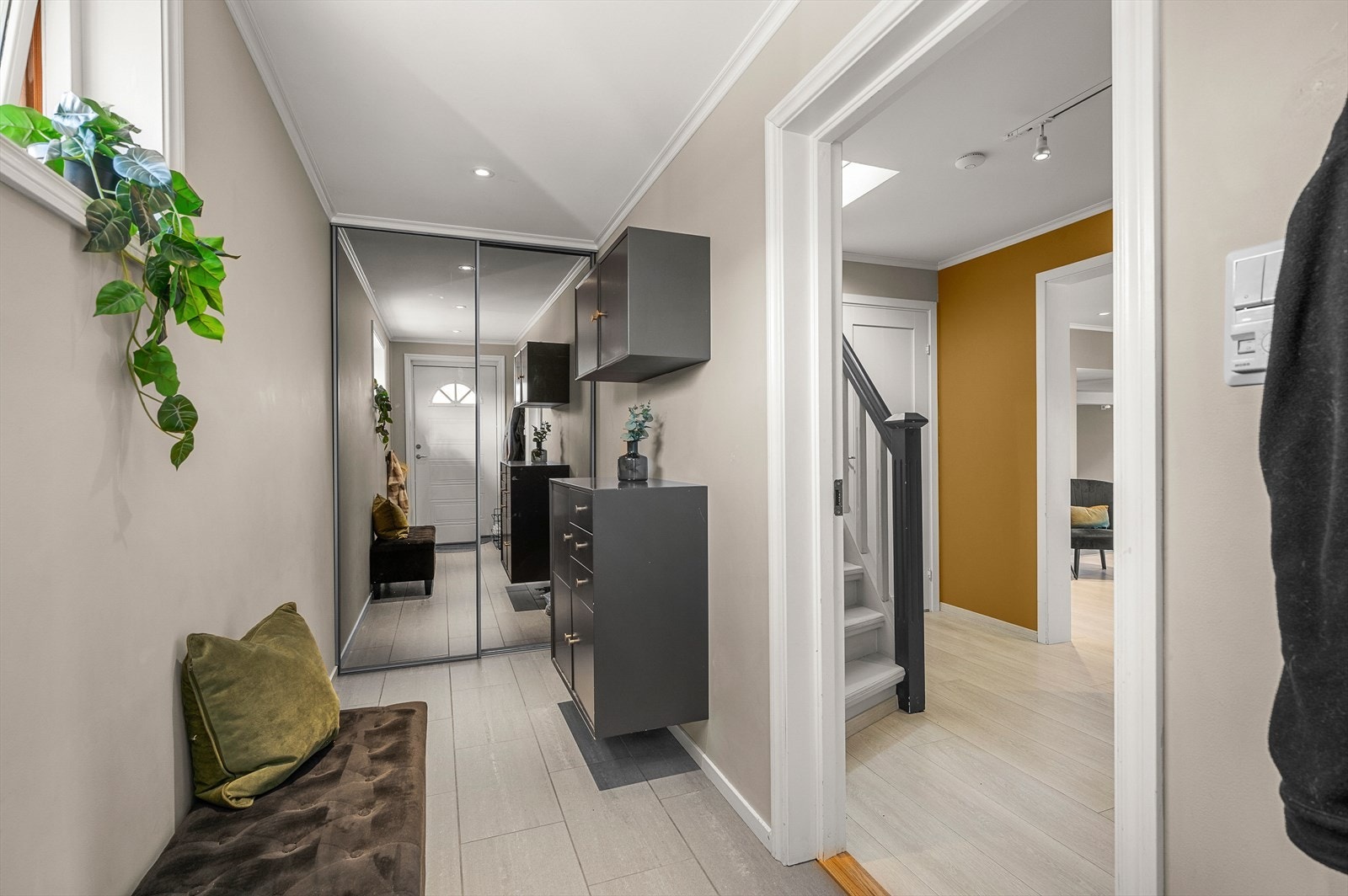 Velkommen inn! I gangen er det god plass til oppbevaring i skyvedørsgarderobe. Galleribilde