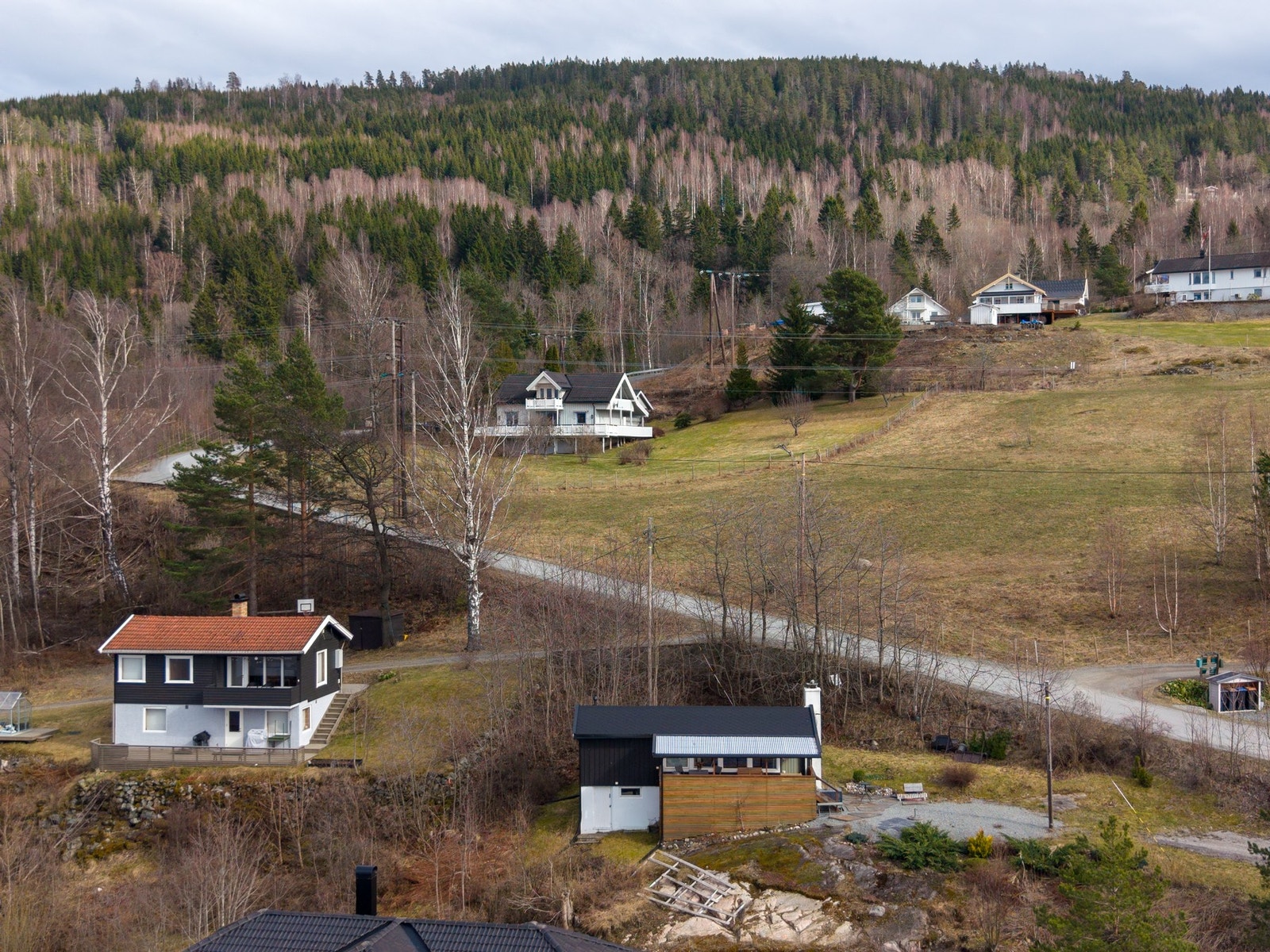 Gode solforhold og fine utsiktsforhold mot Mjøsa i området. Galleribilde