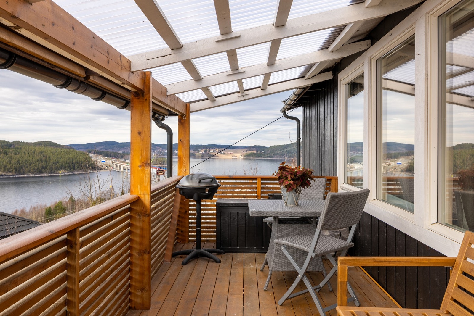 En fritidsbolig med panoramutsikt utover Mjøsa. Galleribilde