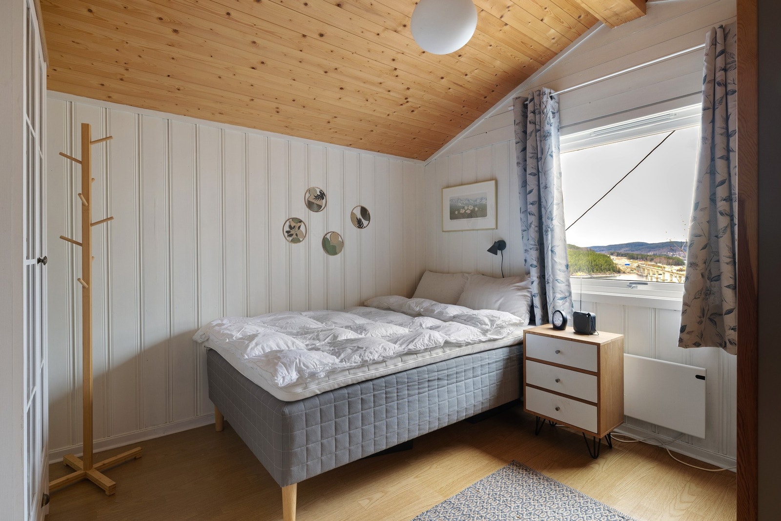 Hytta har et romslig soverom. Galleribilde