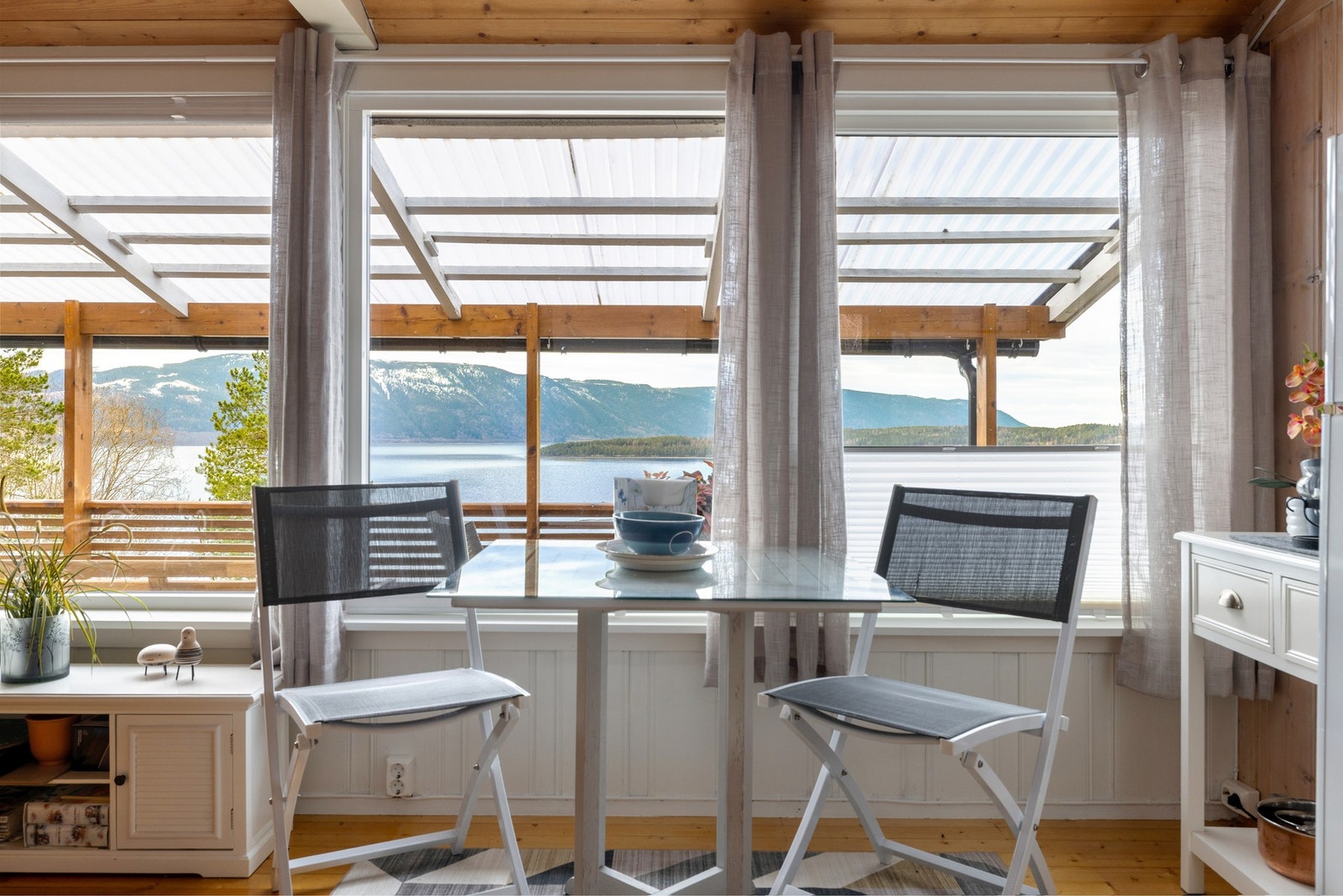Her kan du nyte en kaffekopp til flott utsikt over Mjøsa. Galleribilde