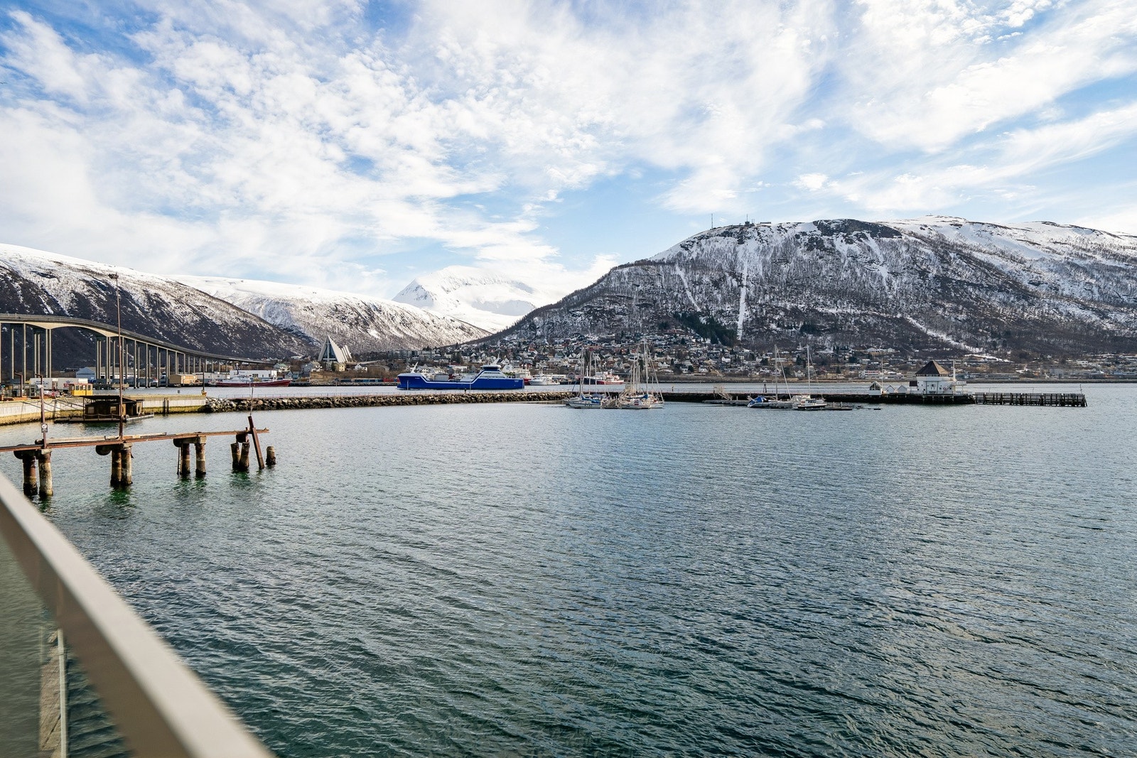 Her bor du med havet, utsikt og sentrum like utenfor døra. Galleribilde
