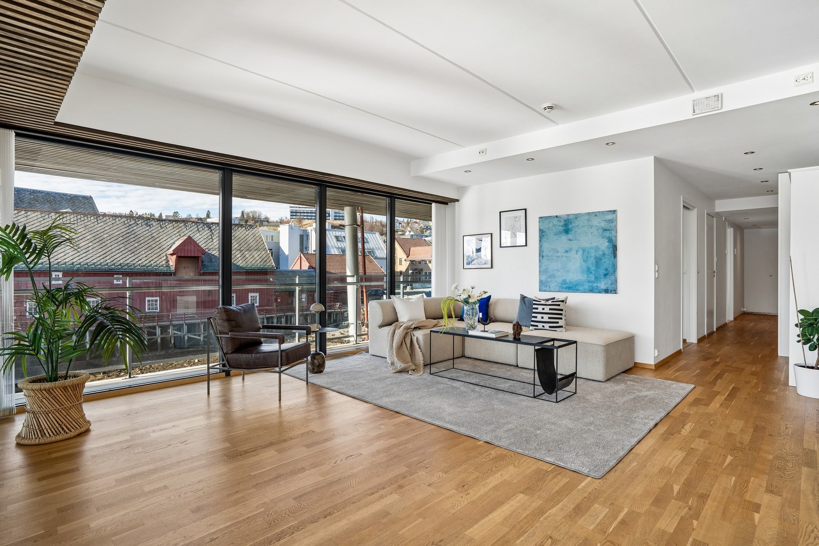Gjennomgående god standard med parkett på gulv, store vindusflater, listefritt og god takhøyde. Galleribilde