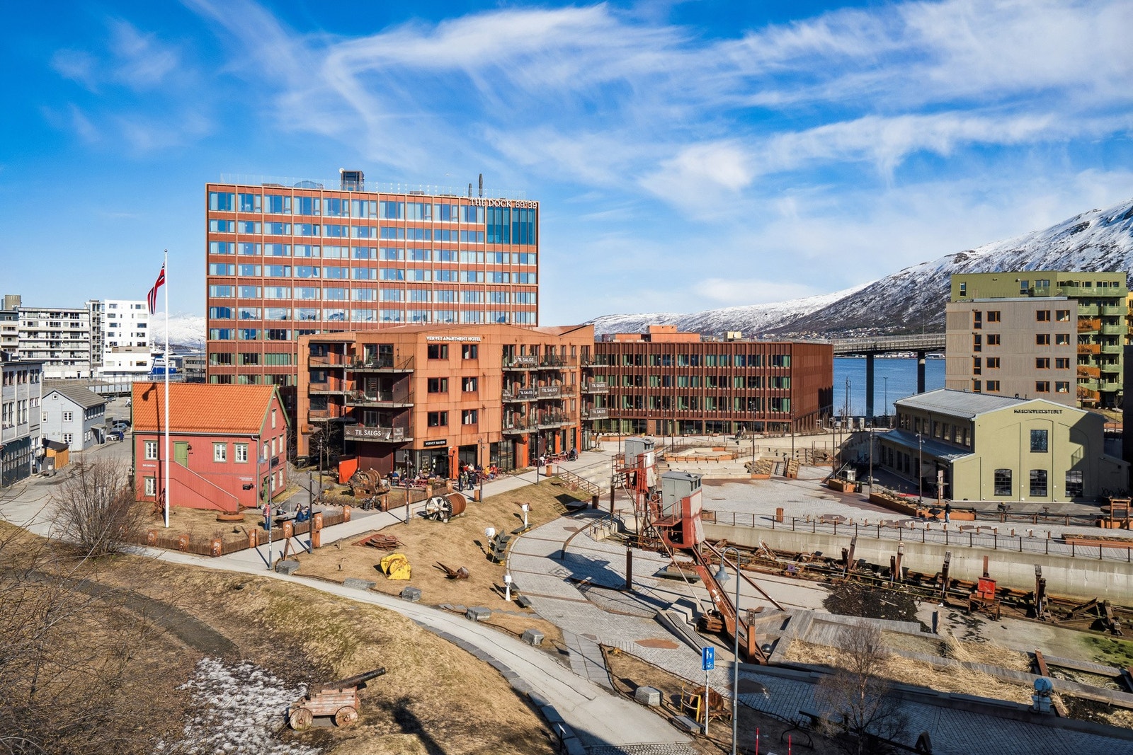 Tollbodstranda ligger i Tromsø sentrum, midt i indre havn, mellom Kystens hus ved Stortorget og nye "Vervet" ved brua. Galleribilde