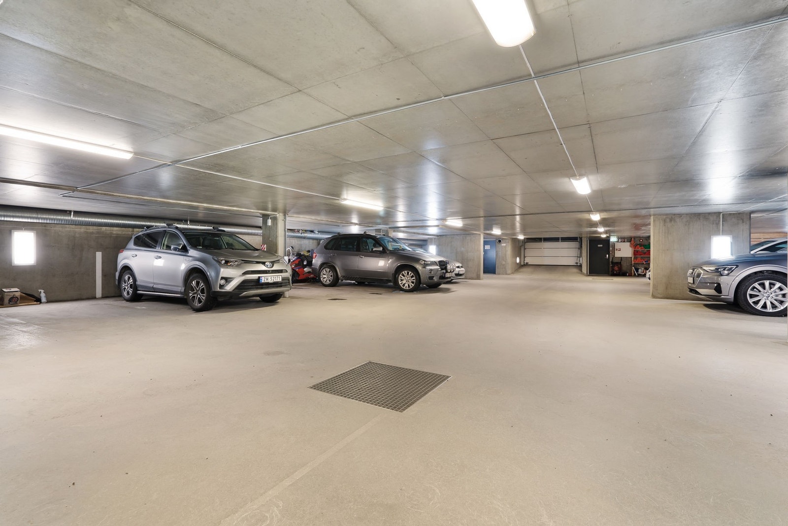 Bilen parkeres trygt og tørt i lukket garasjeanlegg. Galleribilde