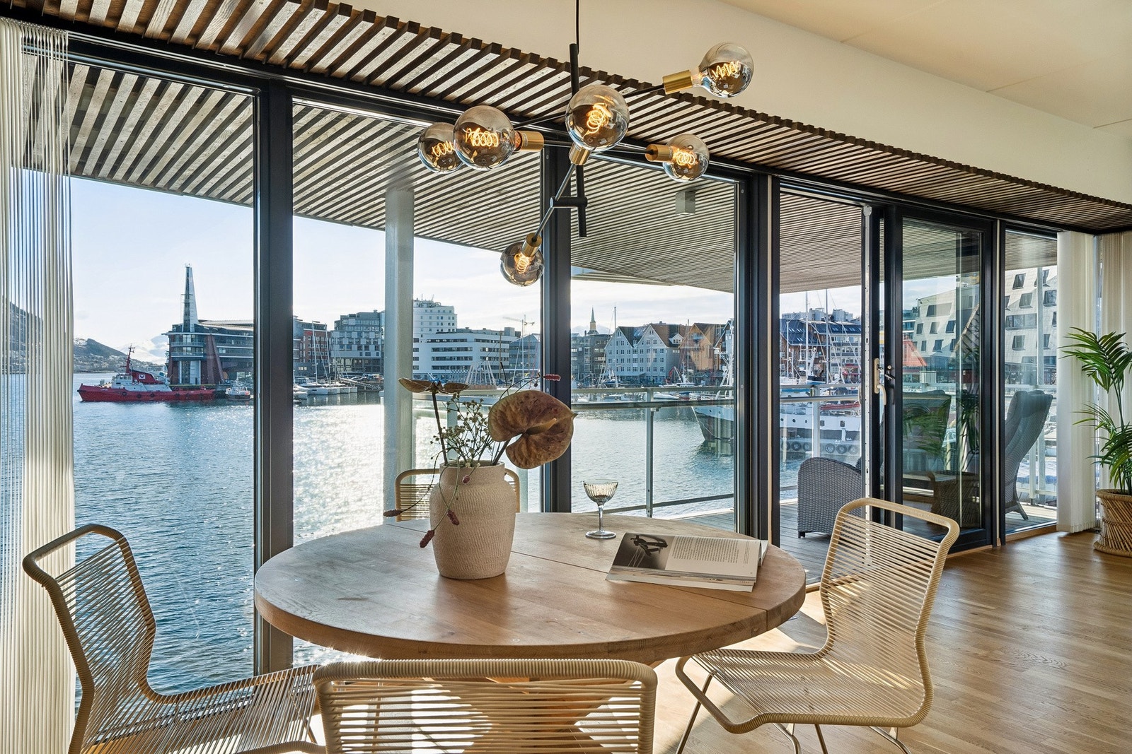 Fasaden i front er av glass og sikrer deg en av Tromsøs fineste utsikt. Galleribilde