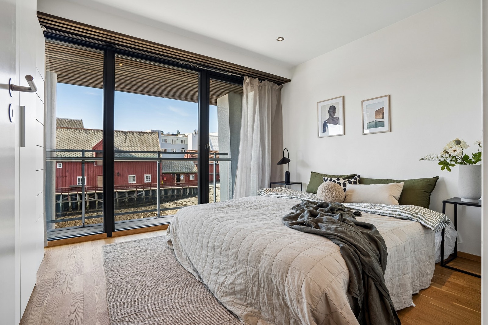 Fra soverommet er det utgang til veranda. Galleribilde