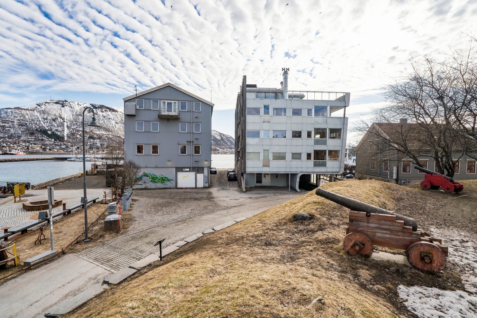 Området rundt Tollbodstranda består i hovedsak av bryggemiljø med nærings-/ og kontorlokaler. Nærmeste nabo mot sør er Polarmuseet og "Byfjæra". Galleribilde