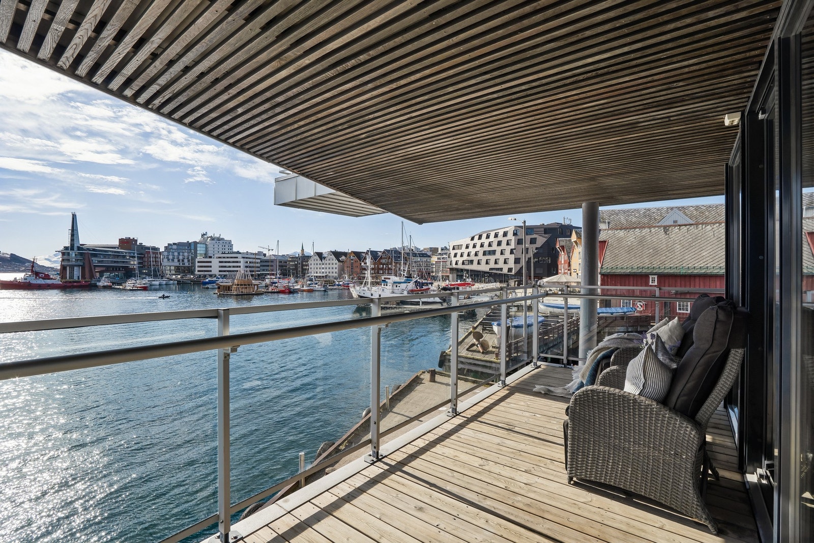 Takoverbygget veranda med nydelig utsikt og god plass til utemøbler. Galleribilde
