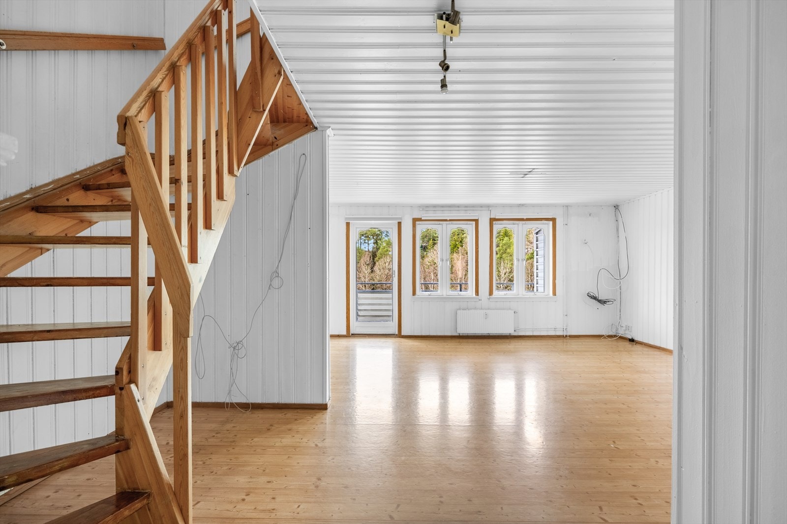 Romslig stuedel med store vinduer som slipper inn rikelig med naturlig lys og sikrer det flotte utsynet mot sjøen. Her er det flere møbleringsmuligheter hvor en kan innrede etter ønske med sofagruppe, tv-seksjon, spisebord og annet ønsket møblement. Galleribilde