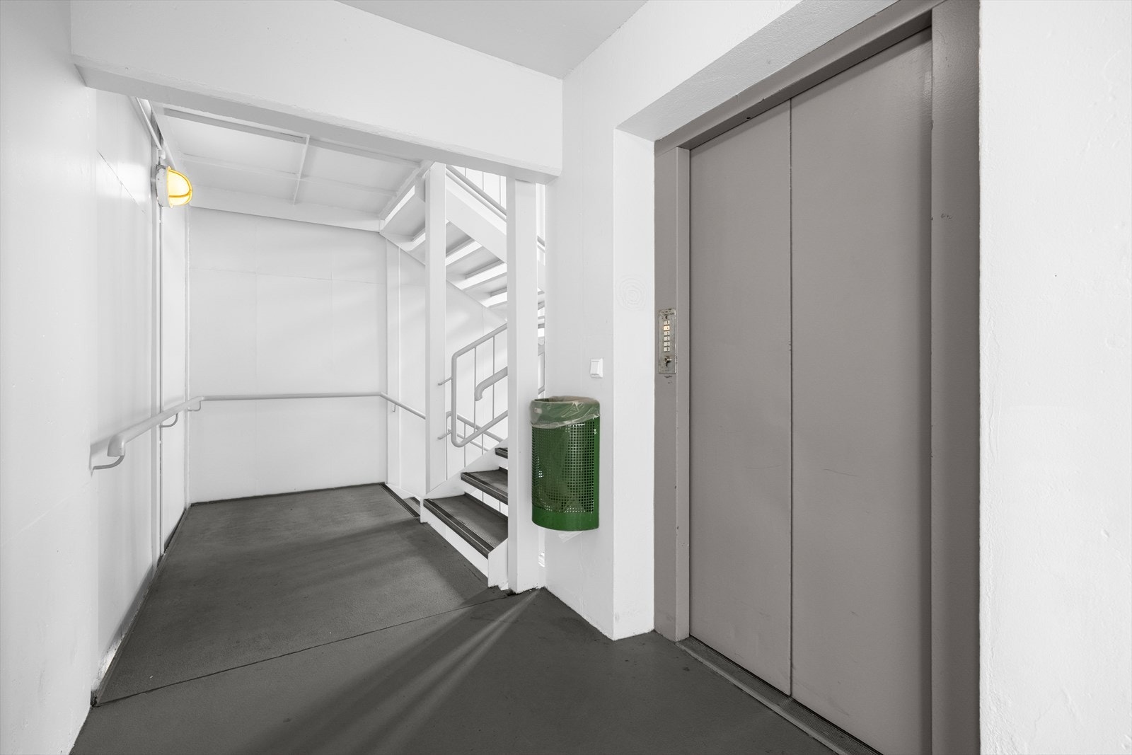 Det er heis fra garasje og opp til leilighetsplan. Galleribilde