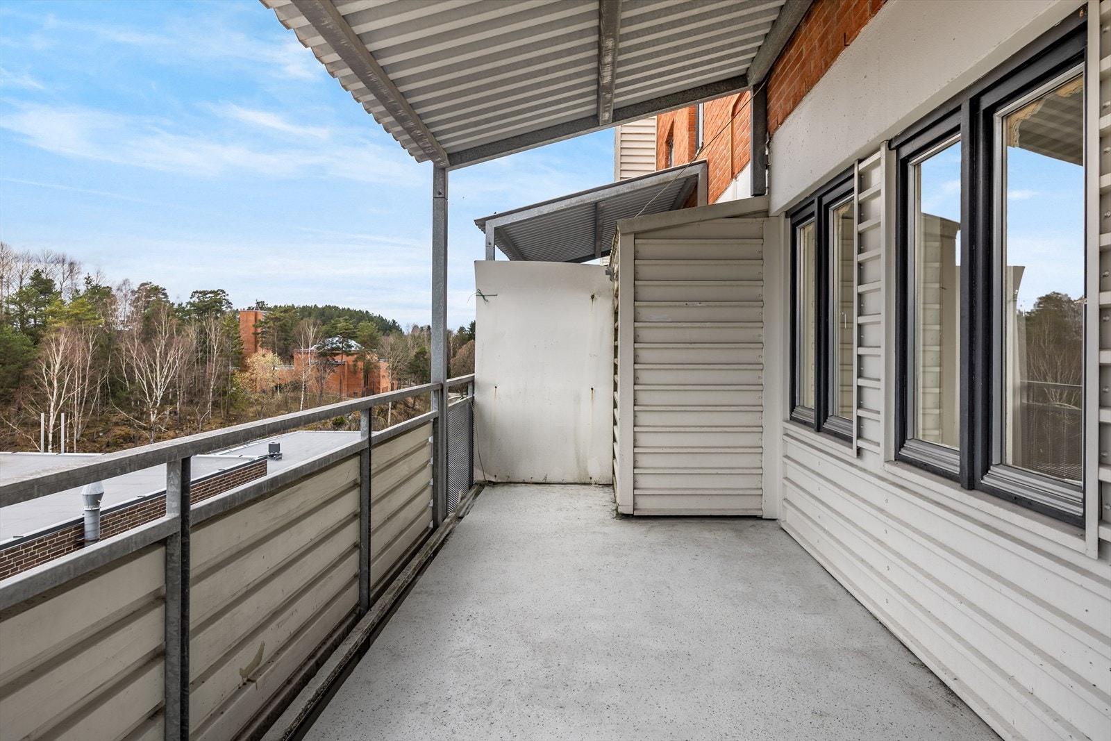 Det er god plass til å møblere med utemøbler, spisebord og grill; perfekt for dager man ønsker å ha middagen ute. Galleribilde
