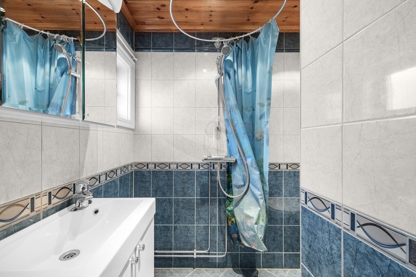 Romslig baderom i 4.etasje med tilgang fra gang. Baderomsinnredning består av profilerte, folierte fronter og heldekkende servant, speilskap med downlights, veggmontert toalett, dusj med forheng, sluk i sonen og dusjutstyr. Galleribilde