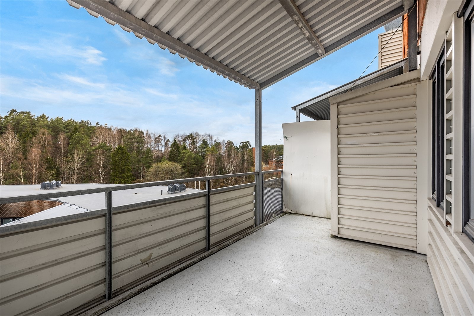 Fra stuen er det direkte utgang til en vestvendt balkong på hele 15,2 m² med optimale solforhold. Galleribilde