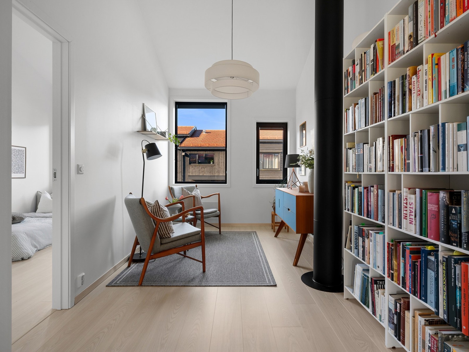 Mellom soverommene i andre etasje er det en koselig loftstue med plass til sofa, godstol og tv-møblement, noe som gir ekstra spillerom for liten og stor. Galleribilde