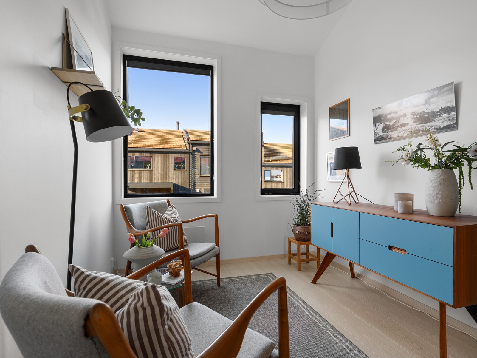 Loftstuen har lysmalte veggflater og 1-stavs laminat på gulv. Rommet har en generøs takhøyde, noe som gir en god romfølelse. Galleribilde
