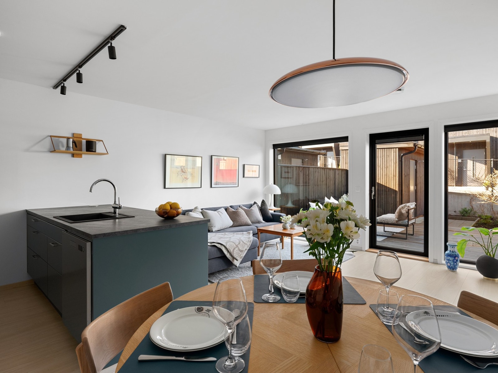 Ommundsvegen 19 er et moderne og tiltalende rekkehus fra 2020 med god standard. Galleribilde