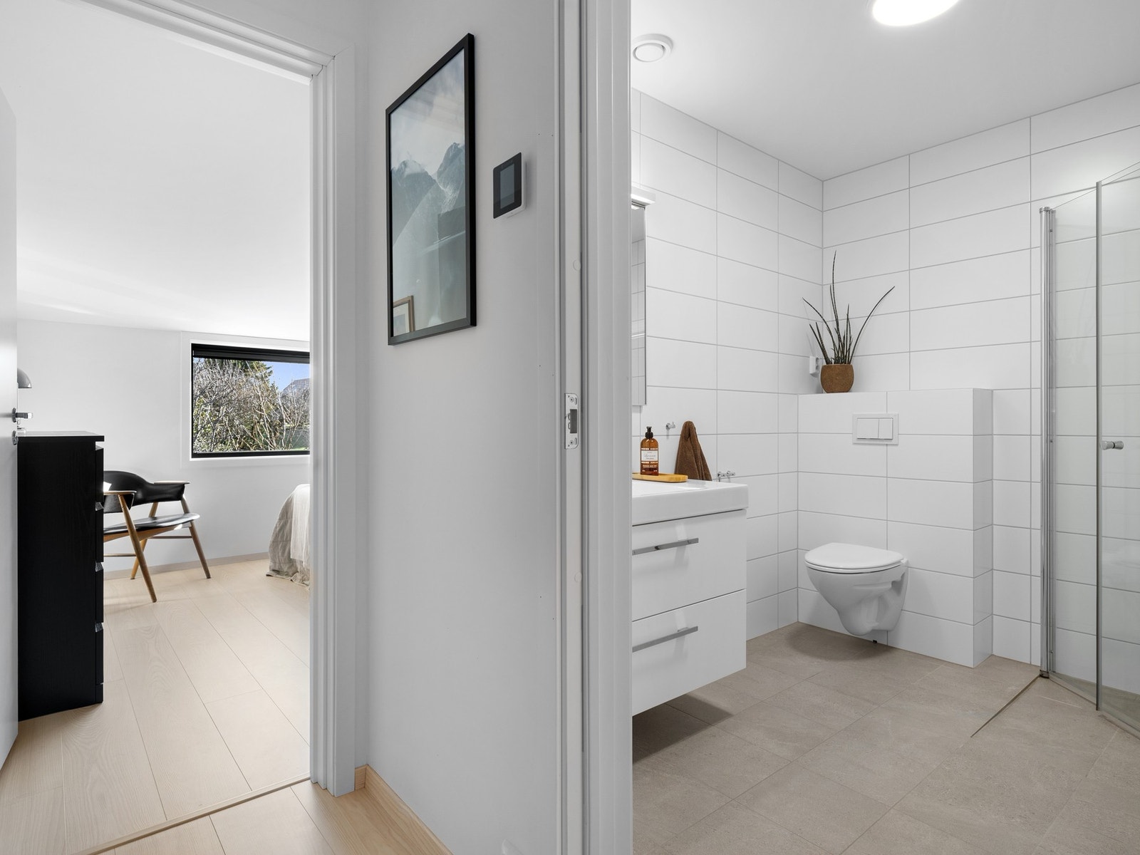 Av våtrom har boligen et bad i andre etasje, et wc-rom i første etasje og et separat vaskerom. Galleribilde