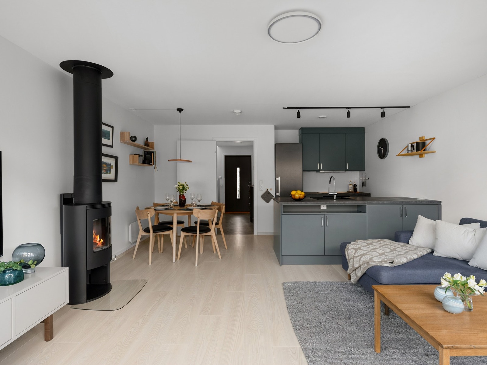 Videre har stuen vedovn som gir god varme og ekstra hygge. Galleribilde