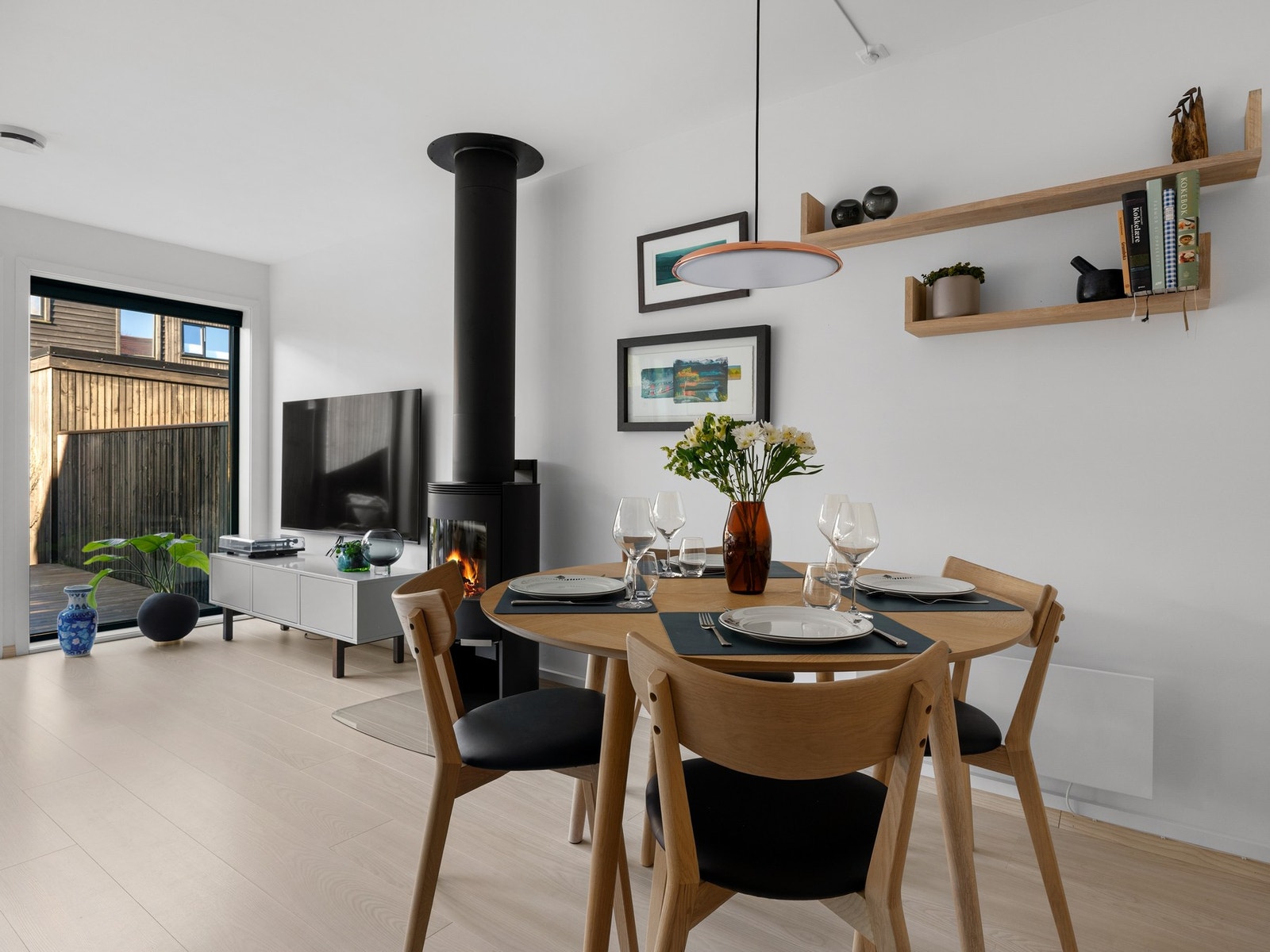 Rommet fremstår enkelt å møblere med sofa, tv-møblement og rundt spisebord like ved kjøkkensonen. Galleribilde