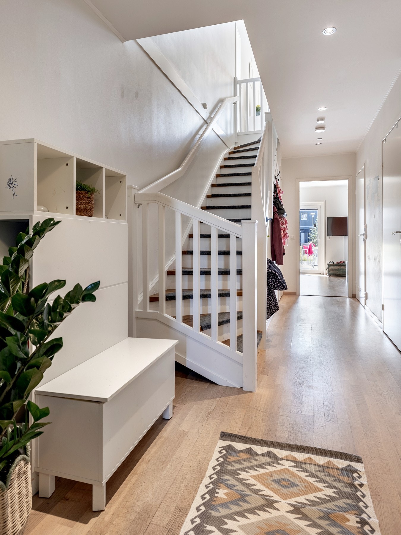 Tilliggende entréen er det to boder, én mellom badet og soverommet, den andre er praktisk plassert under trappen for god utnyttelse av arealet. Galleribilde