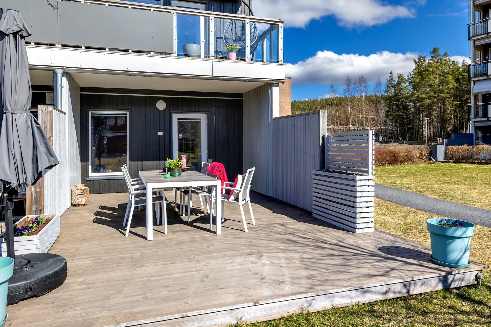 Her er det god plass til utemøbler, perfekt for grilling og sosiale sammenkomster. Galleribilde