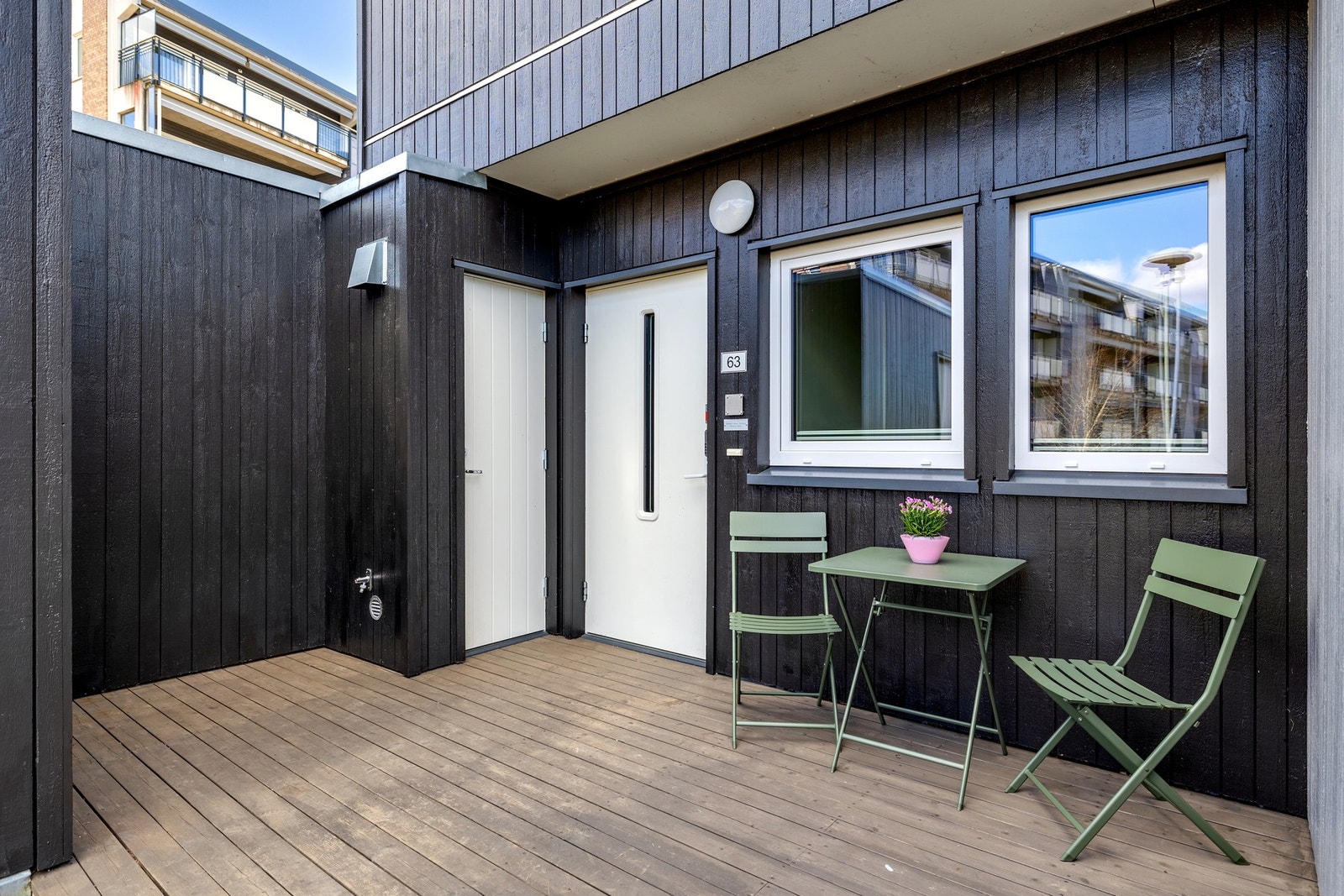 Terrasseplatting er på ca. 10 kvm. og har plass til enkelt møblement, sykler, eller lignende. Galleribilde