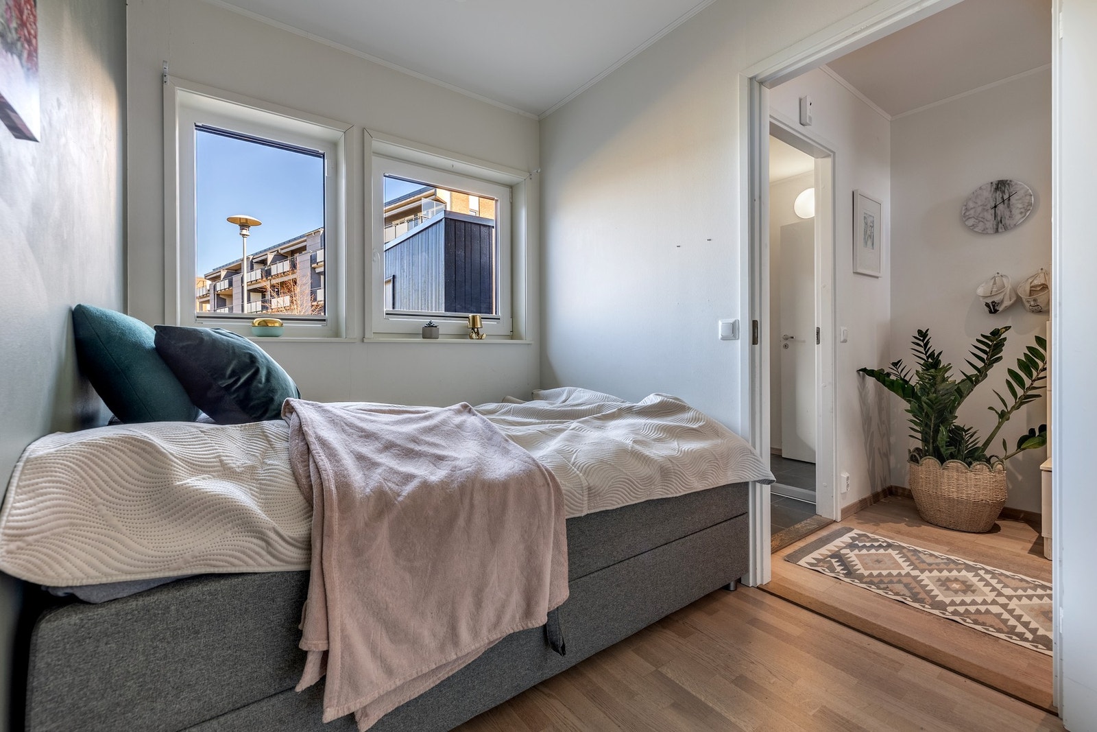 Her er det plass til seng, nattbord og garderobe. Galleribilde