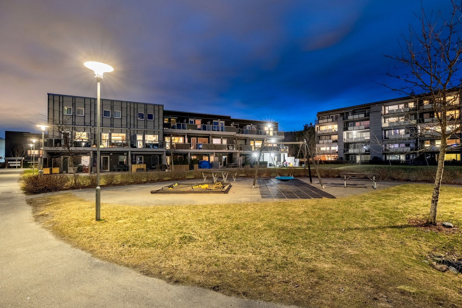 Lekeplass og sittegrupper skaper økt trivsel blant både små og store beboere. Galleribilde