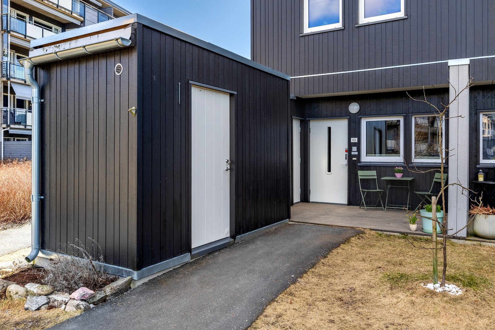 Boligen har et innbydende inngangsparti med terrasseplatting og sportsbod. Galleribilde