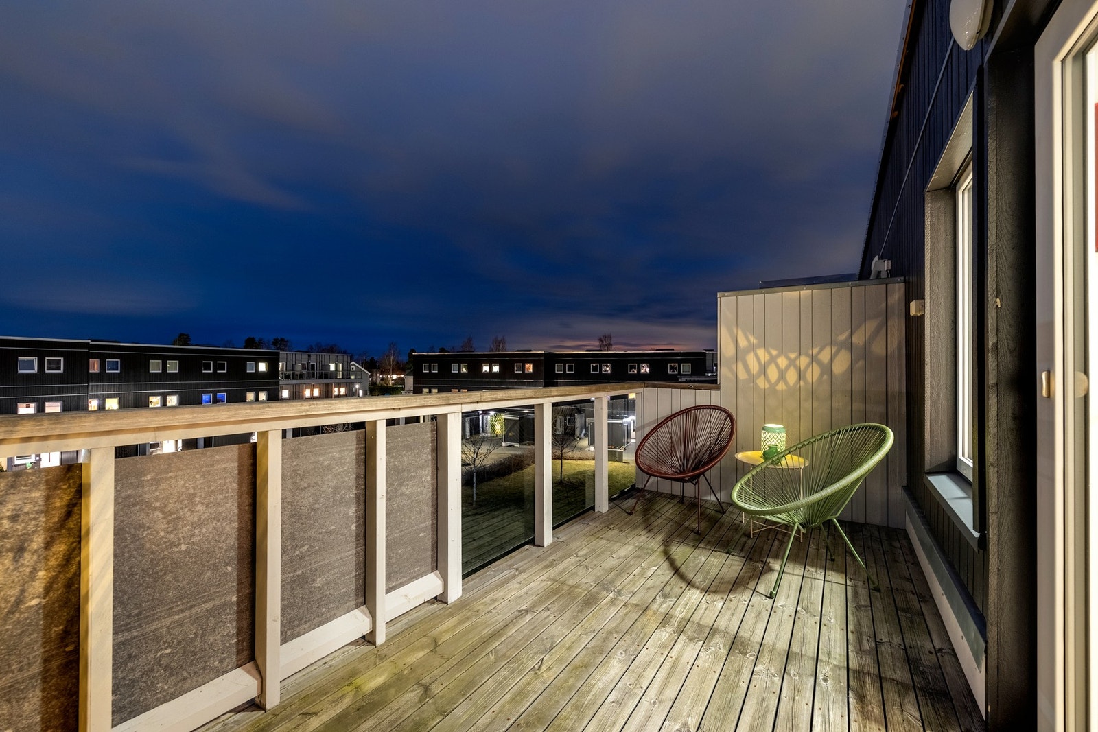Videre kan boligen skilte med flere flotte uteområder, inkludert et trivelig inngangsparti, en romslig terrasse og to balkonger. Galleribilde