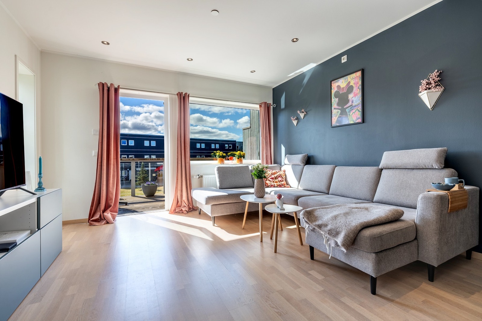 Rommet er lyst og romslig med store vindusflater som slipper inn rikelig med naturlig dagslys. Galleribilde