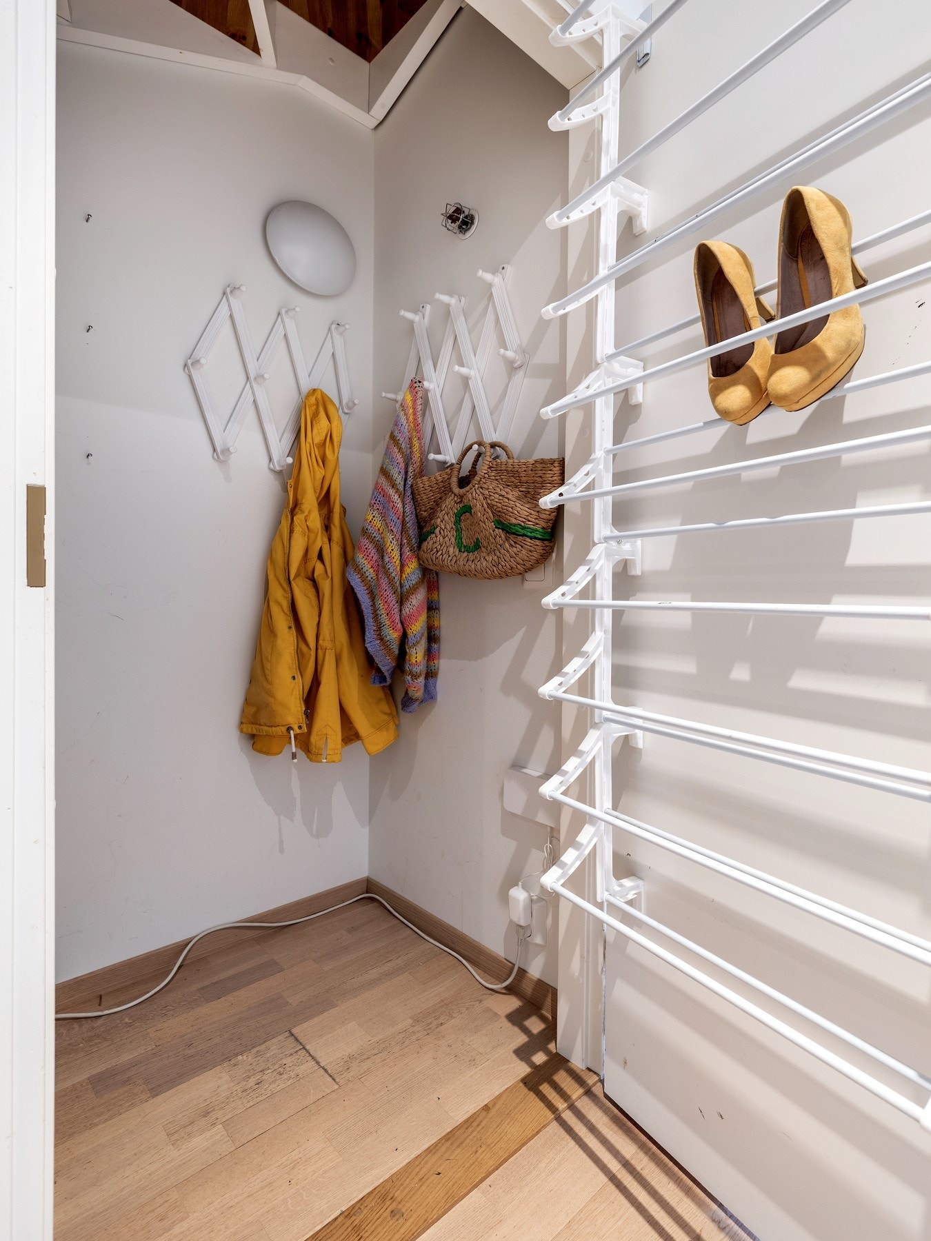 God oppbevaringsplass praktisk plassert under trappen. Galleribilde