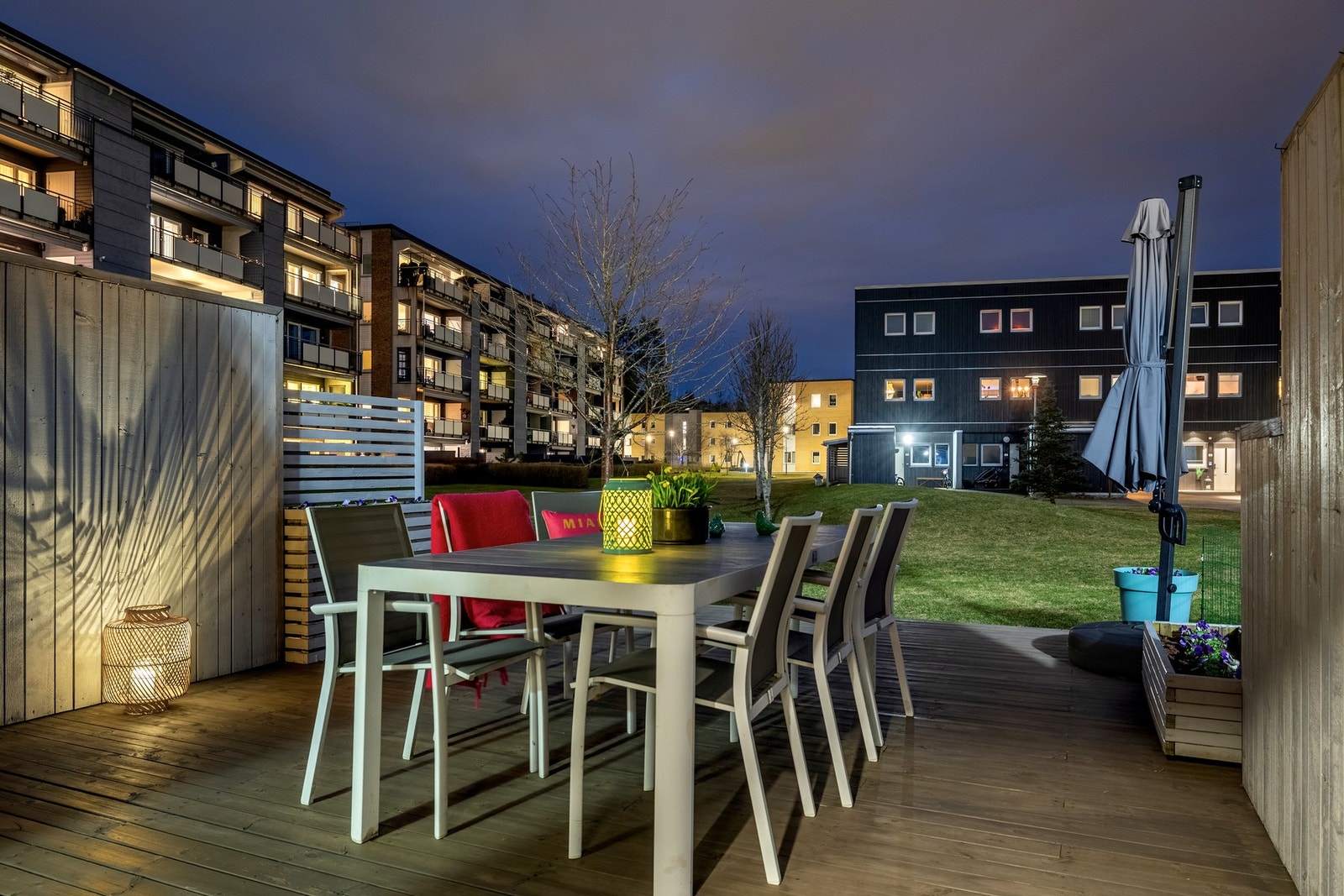 Fra TV-stuen i første etasje er det utgang til en romslig terrasse på ca. 28 kvm. Galleribilde