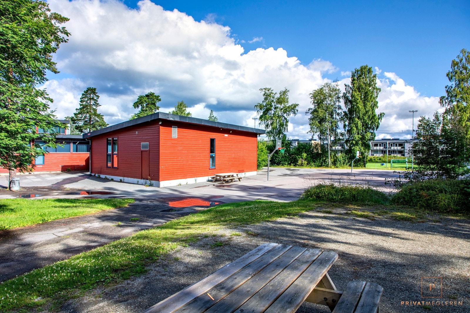 Det er bilfri skolevei til Tårnåsen barneskole og Hellerasten ungdomsskole. I tillegg er det 4 barnehager i gangavstand fra boligen. Galleribilde